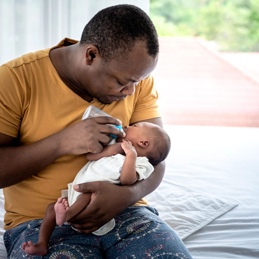 Parent nourrissant son bébé au biberon